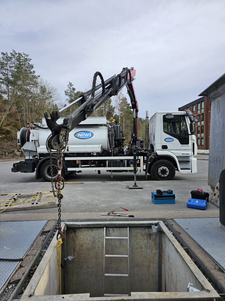 Service av helt nedgravde søppelbrønner 1 Niwi-tekniker utfører service og kontroll av sikkerhetsmekanismen på en bunntømt renovasjonscontainer.