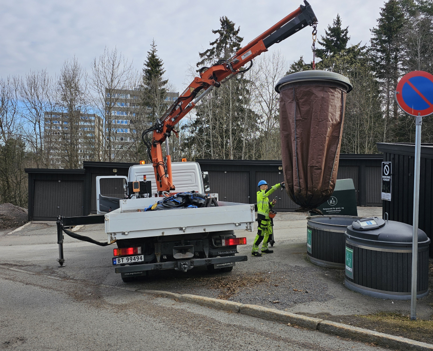 Niwi Miljøtiltak sin spesialbygde vaskebil utfører dyprens av nedgravde containere i et borettslag på Østlandet.