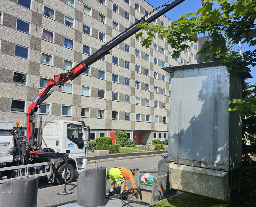 Niwi Miljøtiltak sin spesialbygde vaskebil utfører dyprens av nedgravde containere i et borettslag på Østlandet.