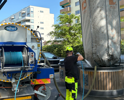 NIWI Miljøteknikk utfører profesjonell høytrykksvask og vårrengjøring av en nedgravd avfallsbrønn i et borettslag på Østlandet.